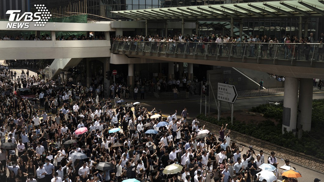 港民集會遊行聲援中槍學生 高呼「解散警隊」