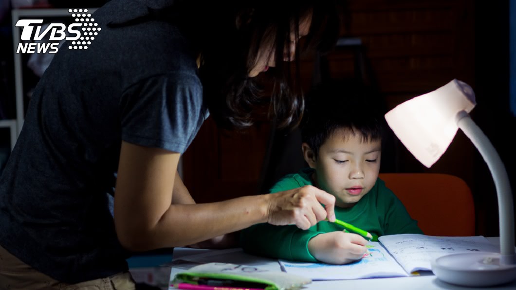 回家作業最少8樣! 國一女「寫到凌晨」媽心疼
