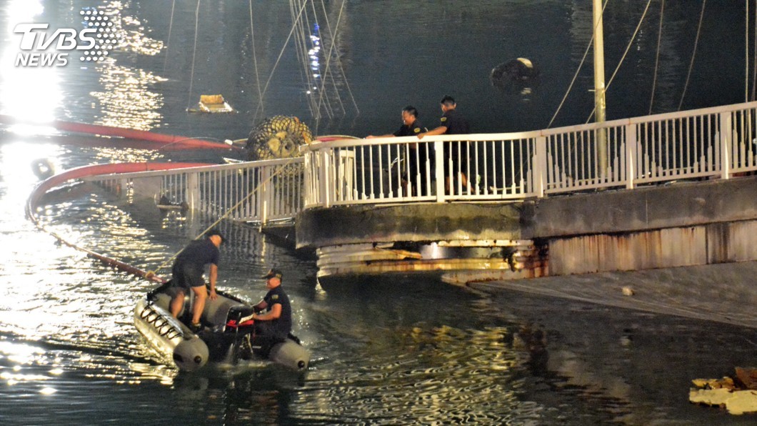 南方澳斷橋拆解作業 水中與高空漏夜進行