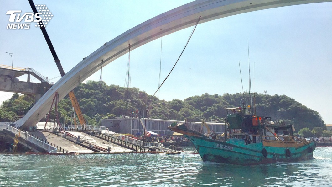 南方澳斷橋 海軍徹夜趕工成功開闢臨時航道