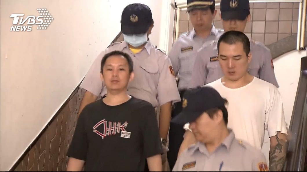 沈文賓(黑衣者)今年被判死刑定讞,弟弟沈文夏(白衣者)被重判19年。(圖/TVBS)
