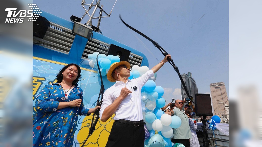 總統大選決戰百日！　韓國瑜搭船射穿雲箭造勢