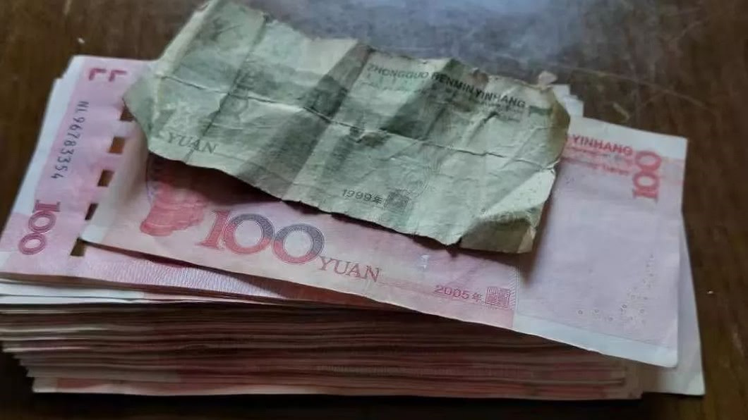 最後直接拿錢給奇葩男。圖/翻攝自微博