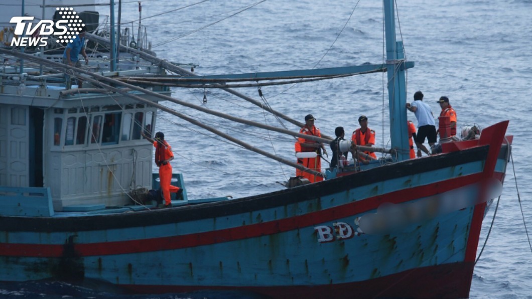 海巡快打艦隊查扣違法越南船　船上滿是漁獲