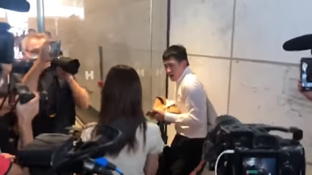 男子遭黑衣男爆打。 圖/翻攝自 YouTube頻道「Speakout 港人講地」
