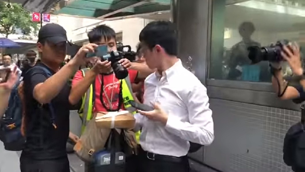男子不滿記者拍攝。 圖/翻攝自 YouTube頻道「Speakout 港人講地」