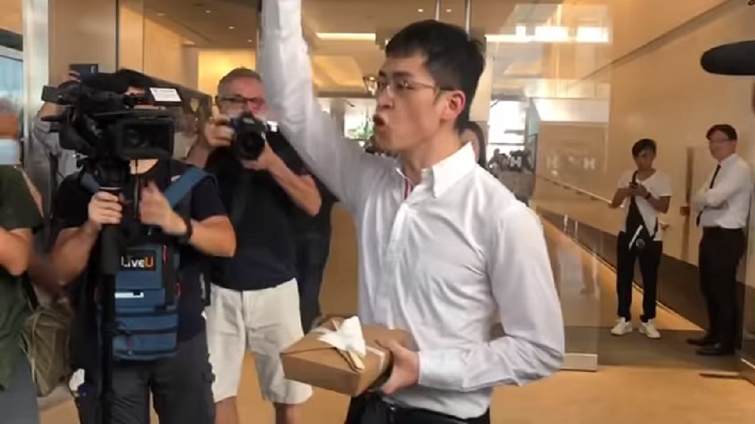 我們都是中國人!高喊男子遭黑衣人爆打 眼鏡噴飛