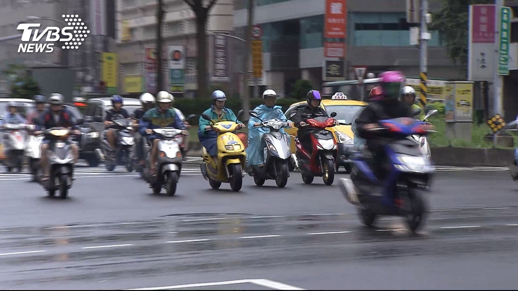 老三寶騎車撞到蛋架 嗆聲「跟你爸媽認識」小老闆傻眼