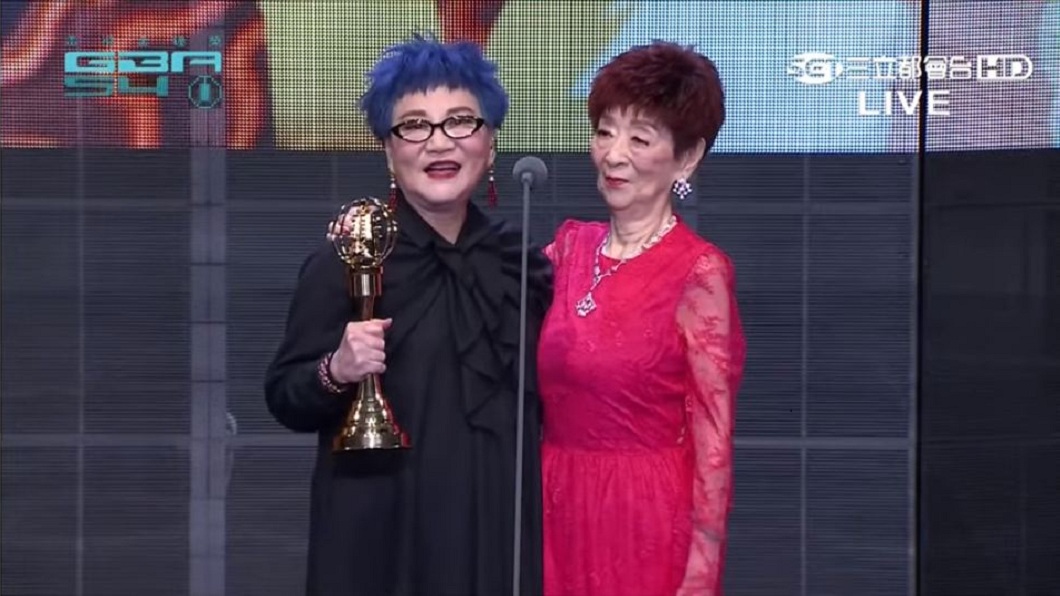 張小燕的94歲母親驚喜現身，在場所有人驚呼連連。(圖／翻攝自三立電視)