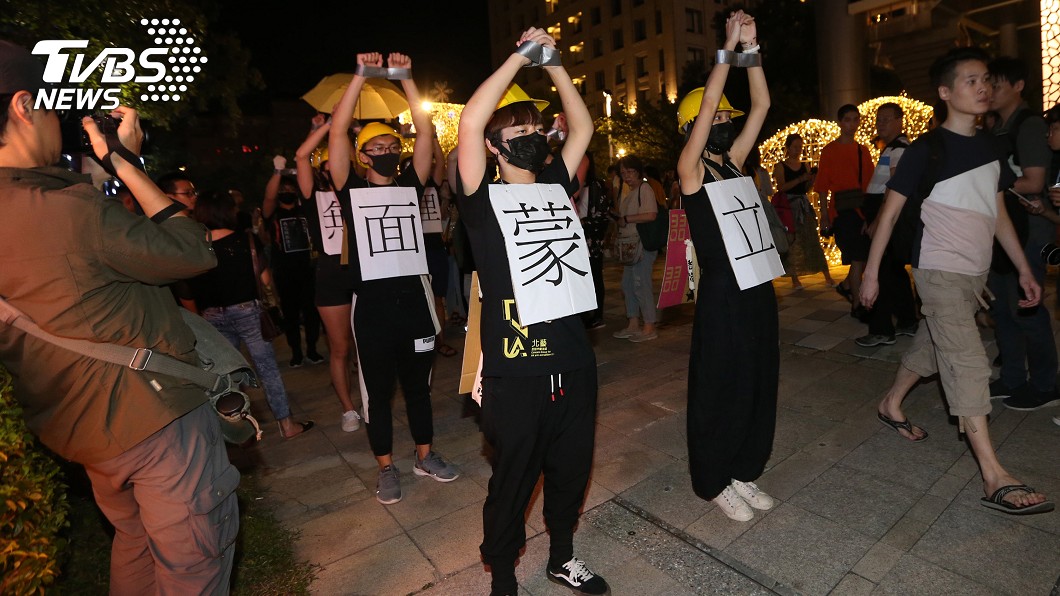 2019台北白晝之夜5日在大直及內湖地區正式登場,適逢香港禁蒙面法施行,一群黑衣人也現身美麗華商圈,為香港抗爭民眾挺一波。圖/中央社