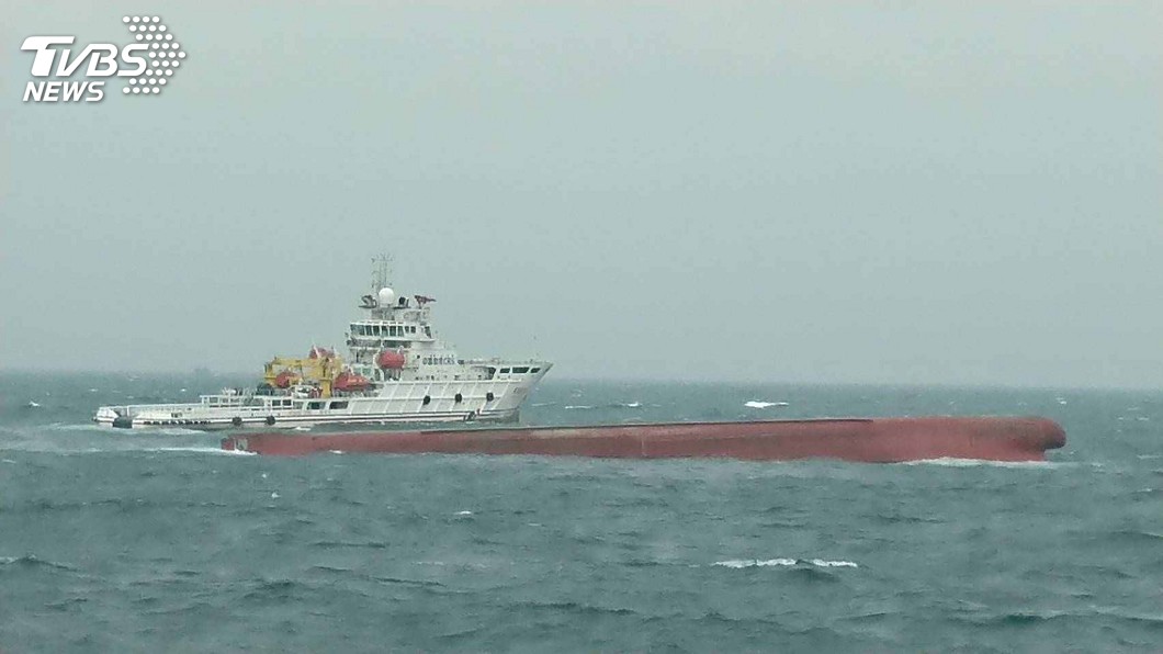 陸抽砂船翻沉 港中台三方風浪中齊救援