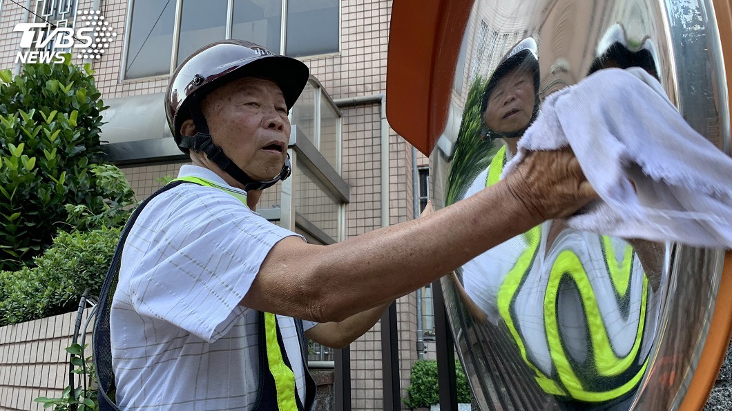 默默守護用路人安全 77歲翁8年擦亮15萬面反光鏡