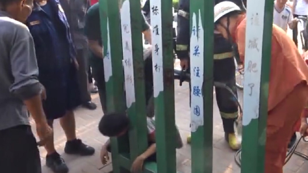 男童挑戰「魔鬼身材門」遭卡半小時 網友:太尷尬了!