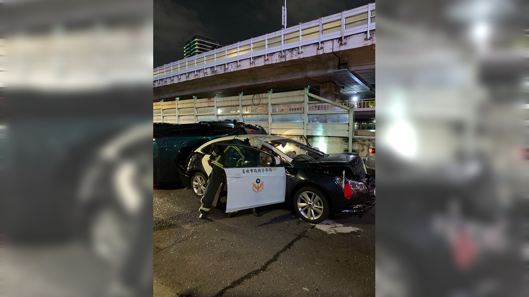 北市警車遭撞前後全毀 4車連環撞員警送醫