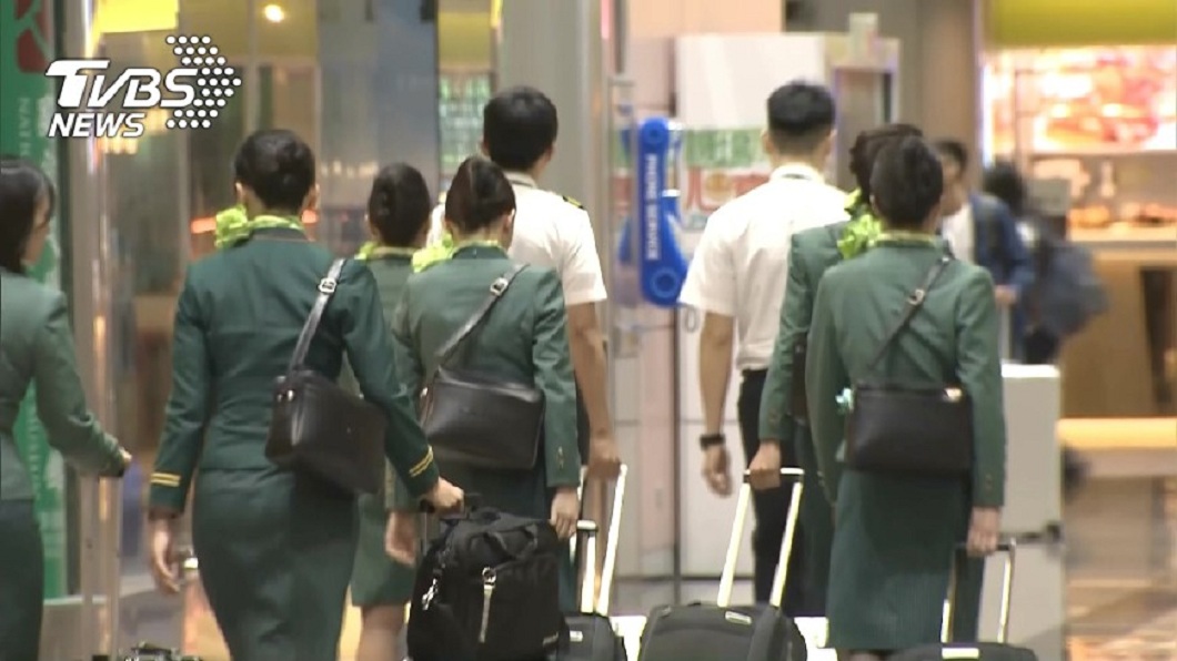 1年請假154天…長榮空姐遭解僱 法官問:能轉地勤?