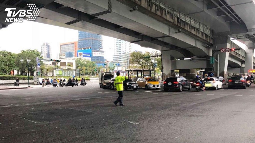 國慶連假湧人、車潮 北市警加強疏導
