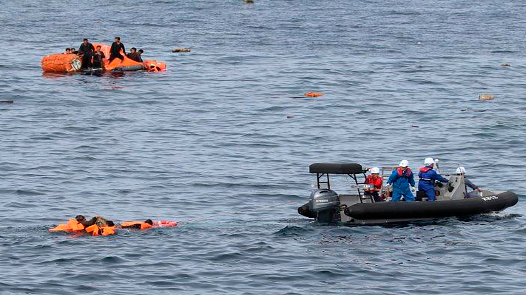 非法撈過界!北韓漁船撞日本船 60人獲救