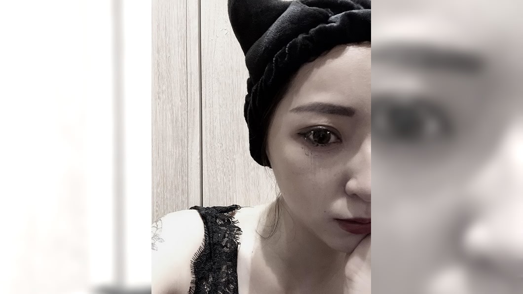 翁馨儀近日她扮成黑魔女,性感露雪乳,沒想到下一張照片竟哭到妝全花。。圖/翻攝自翁馨儀IG