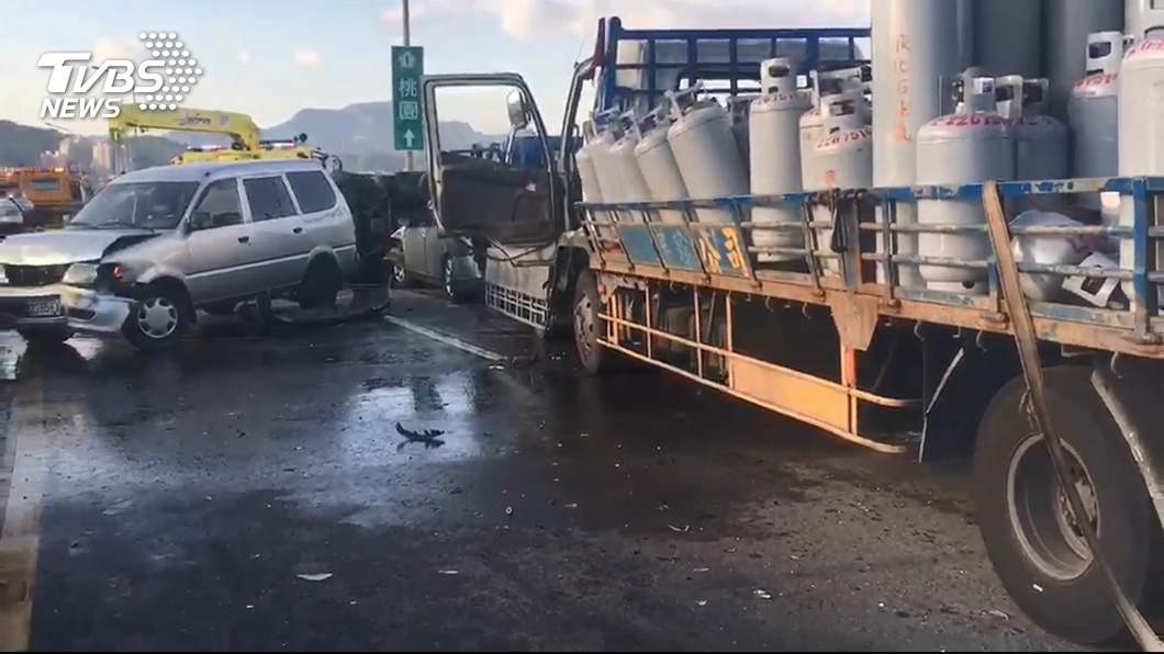 滿載瓦斯桶 7車連撞憂高溫炸 灑水降溫