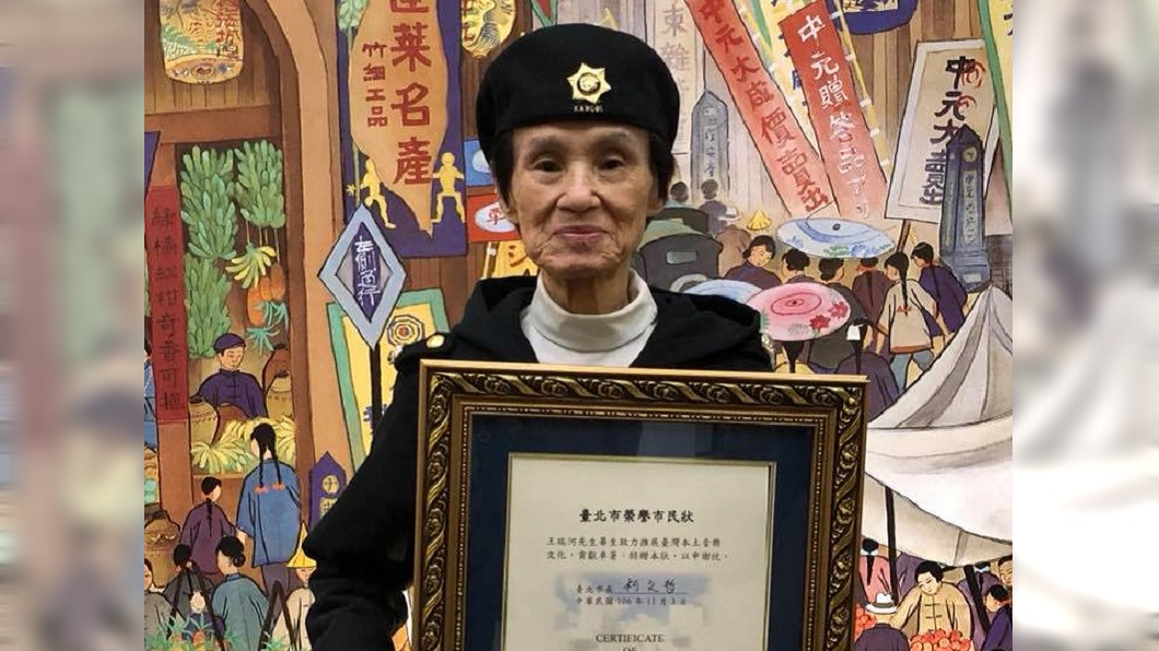91歲歌王疑遭灌毒!愛妻露面淚崩:連站起來力氣都沒
