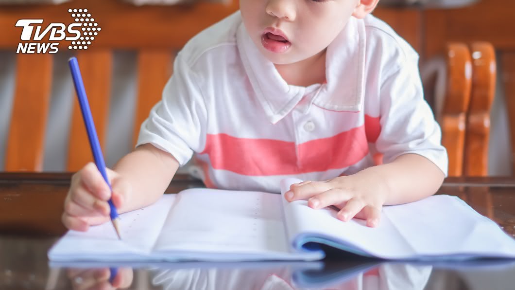 接班導嚴肅通知「孩子自簽聯絡簿」 老公尷尬認:我簽的
