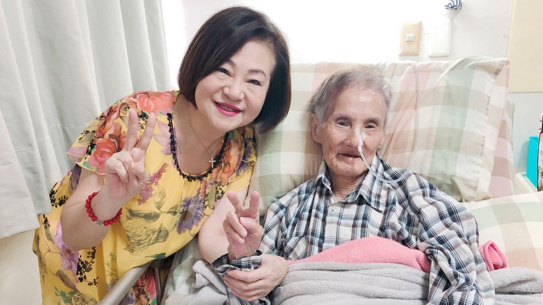 92歲文夏被「餵毒」剩25公斤　妻淚曝近況　
