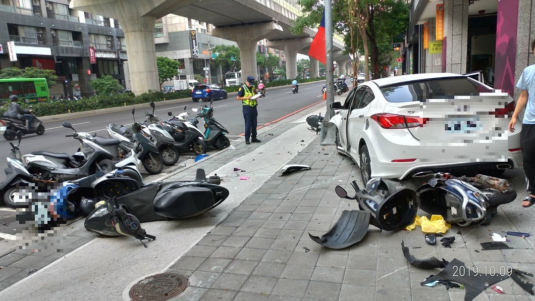 台中小客車失控衝上人行道　路旁13輛機車全倒