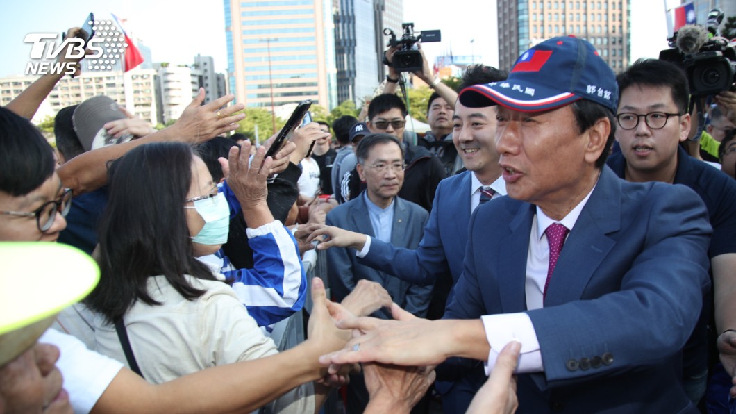 柯文哲與郭宋同升旗 郭台銘:不會與宋楚瑜合作