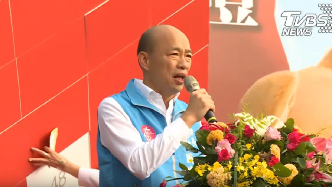 韓上台致詞，升旗典禮秒變造勢會場。圖／TVBS