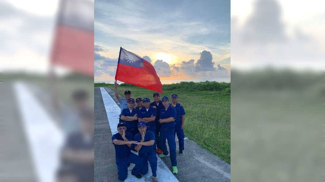 升旗前在晨曦中與國旗合照 (圖/臉書空軍司令部)