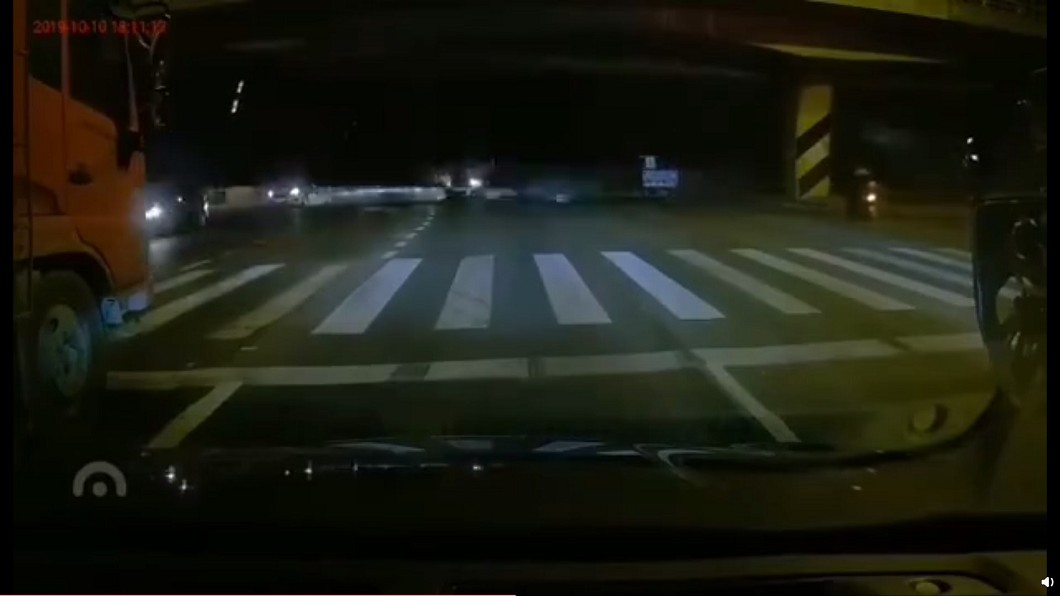 江蘇無錫國道高架崩塌 數車被壓橋底待援