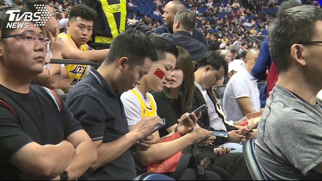 說好的抵制呢?NBA座無虛席 陸網友氣炸:太丟臉了