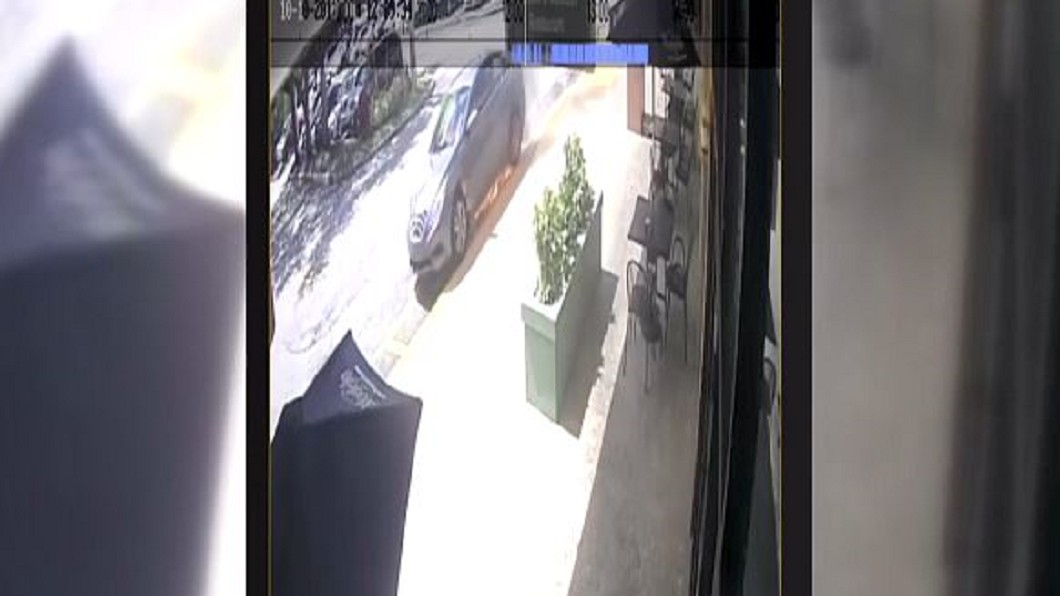 火燒車撞進披薩店 佛州女駕駛驚險跳車