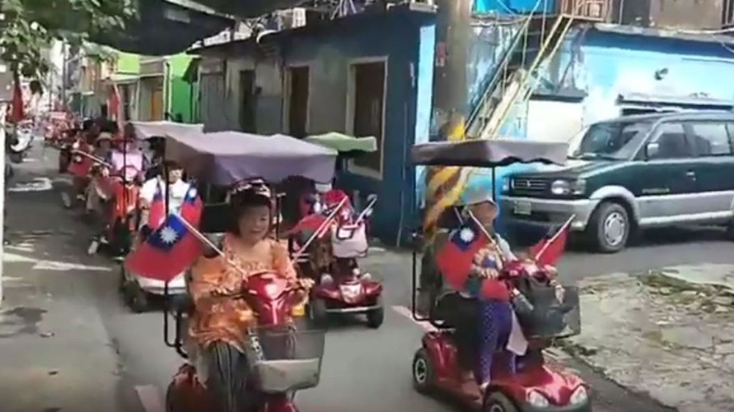 屏東村民自辦國慶遊行！　迷你鼓樂隊、鐵牛車全上陣