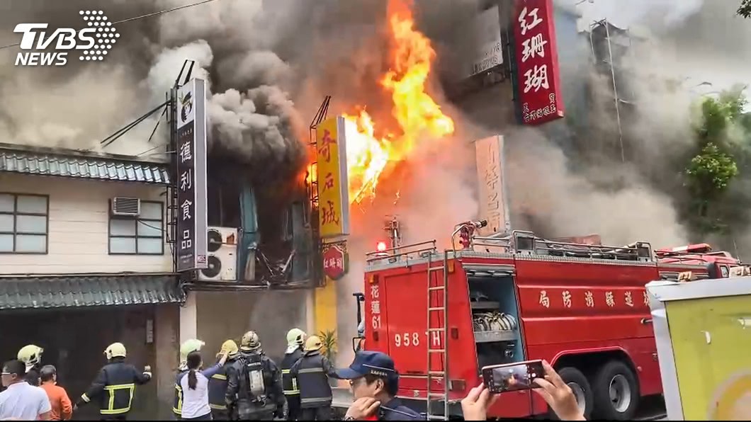 花蓮大火撲滅!消防員「累壞癱地」 網心疼:謝謝辛苦了