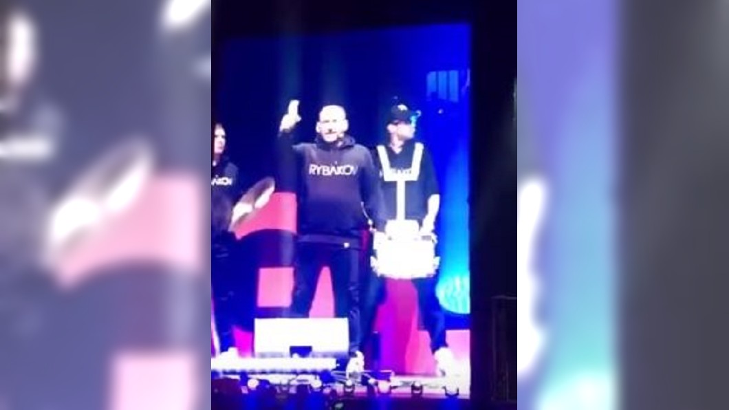 演說一半撒鈔票! 億萬富豪噴60萬鼓勵創業