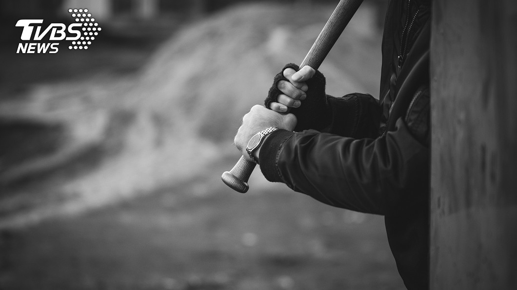 涂男持鋁棒、潘男持西瓜刀，將劉男毆打砍傷至臟器外露。（示意圖／shutterstock達志影像）
