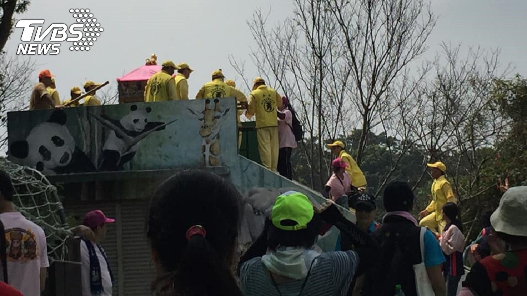 苗栗白沙屯媽祖爬上彰化芬園鄉文德國小校園溜滑梯。圖/文德國小校長李政穎授權提供