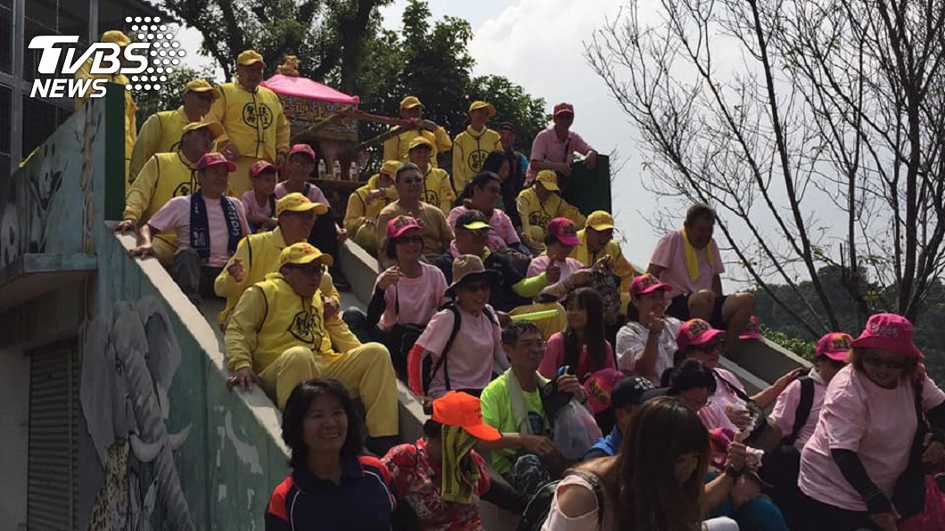 苗栗白沙屯媽祖爬上彰化芬園鄉文德國小校園溜滑梯,信徒搶合影。圖/文德國小校長李政穎授權提供