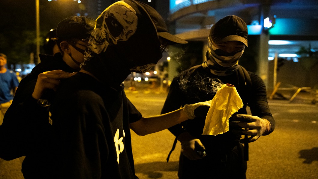 第五個月警民對峙激烈 香港防暴警遭割頸