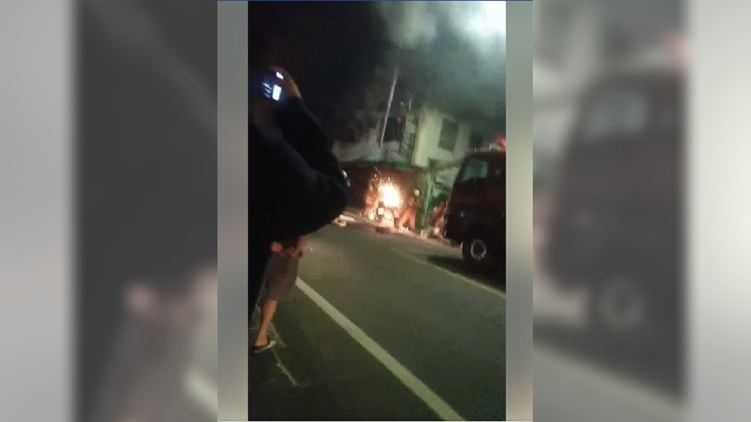 新竹市湳雅街發生火警，警消到場後展開搶救。 圖／翻攝自 新竹爆料公社