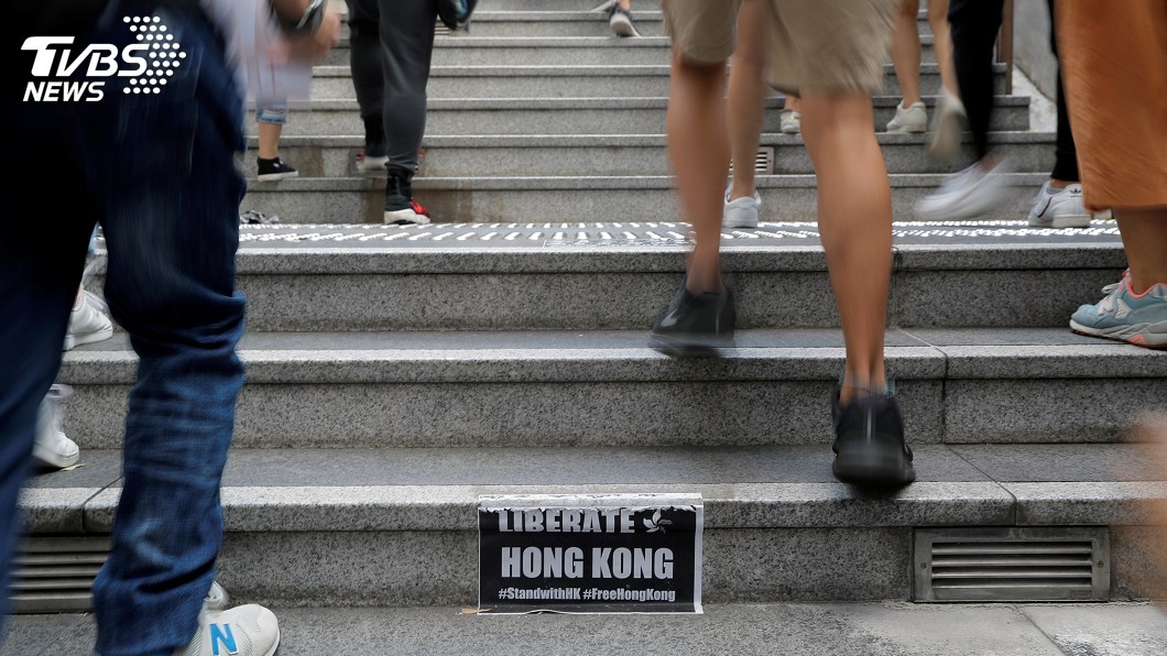 反送中學生成浮屍 抗議者質疑監視畫面怒毀校