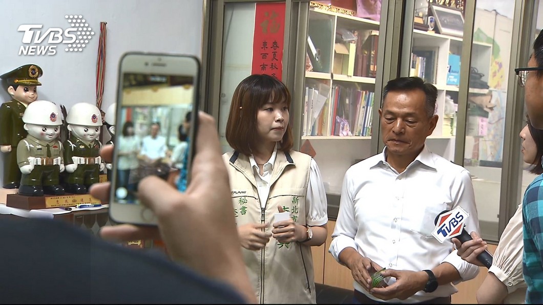 民進黨新北市議員李余典2020年曾幫女兒、曾代表民眾黨參選立委的李旻蔚站台,因此被停權2年。(圖/TVBS資料畫面)
