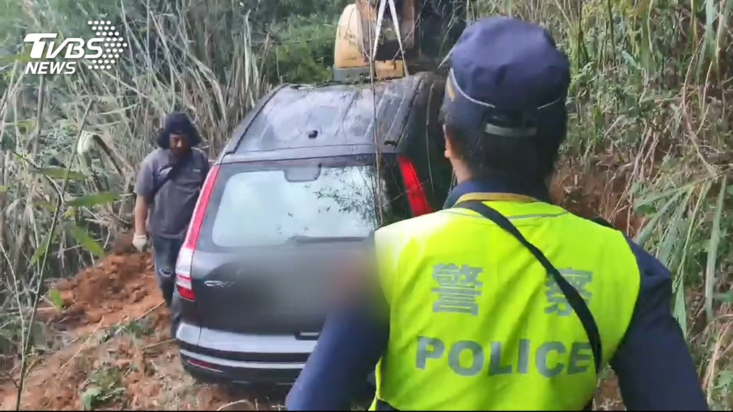 驚險!夫妻賞海景忘拉煞車 愛車慘墜谷