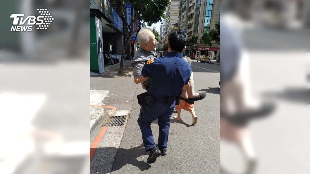 87歲翁中暑走不動 帥警暖心「公主抱」送回家