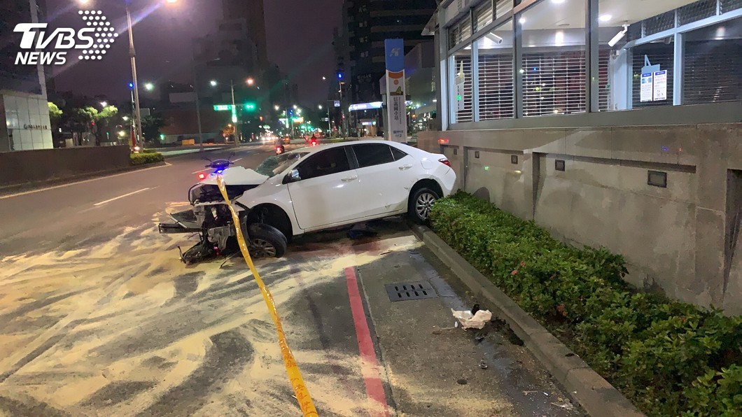 轎車失控自撞分隔島 車頭幾全毀3人輕重傷