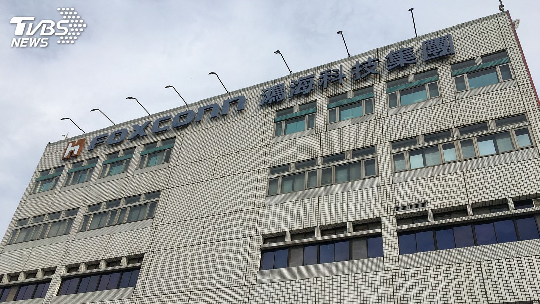 台股一度下挫逾百點 鴻海跌逾2%暫失90元關卡