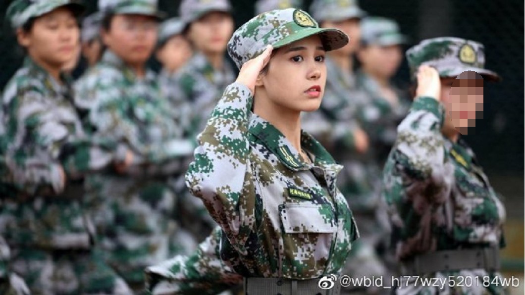 有1名大陸正妹日前軍訓時間,被捕捉美照後PO網爆紅。圖/翻攝自-微博-wbid_hj77wzy520184wb