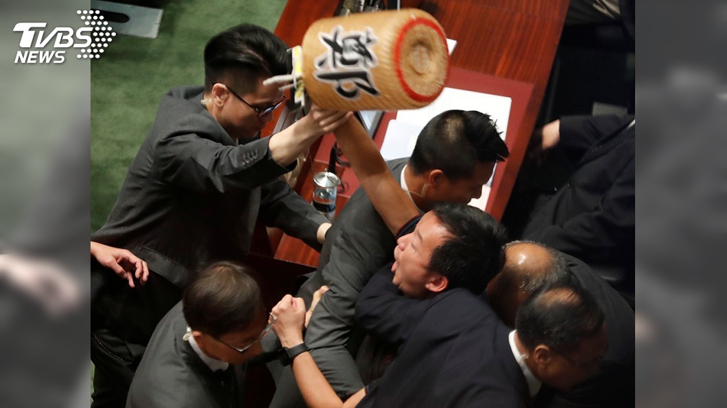 港特首林鄭議會答問被抵制 泛民議員遭勒令離場