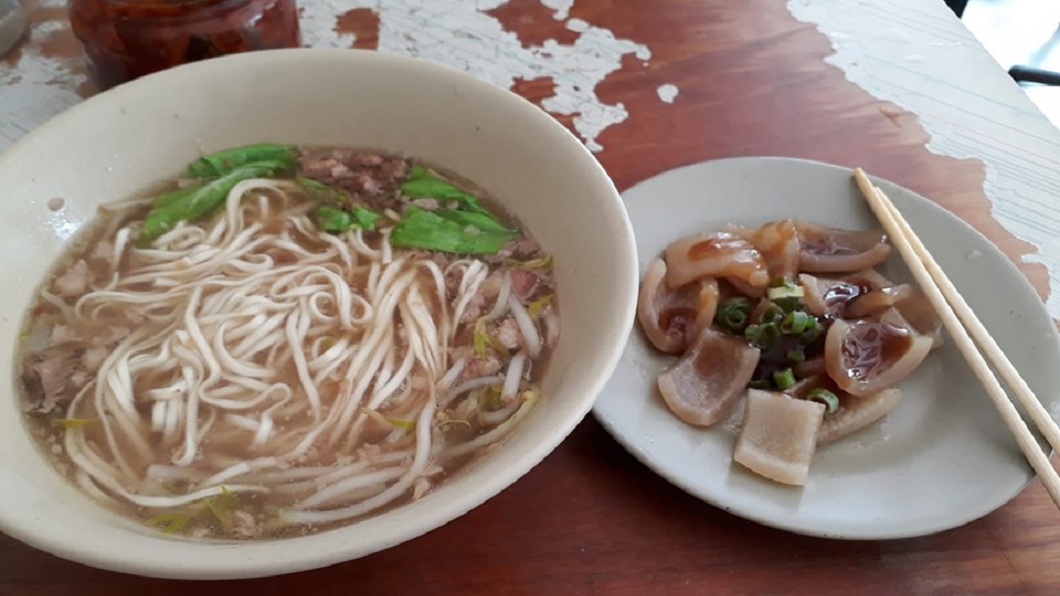 超佛心老闆！湯麵加豬皮30元「吃飽吃滿」　網求店址